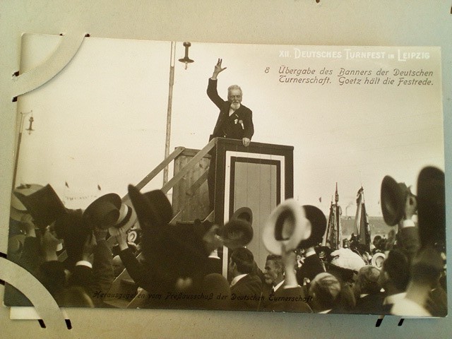 /Germany/DE_Place_1900-1949_Deutsches Turnfest in Leipzig. Ubergabe des Banners.jpg